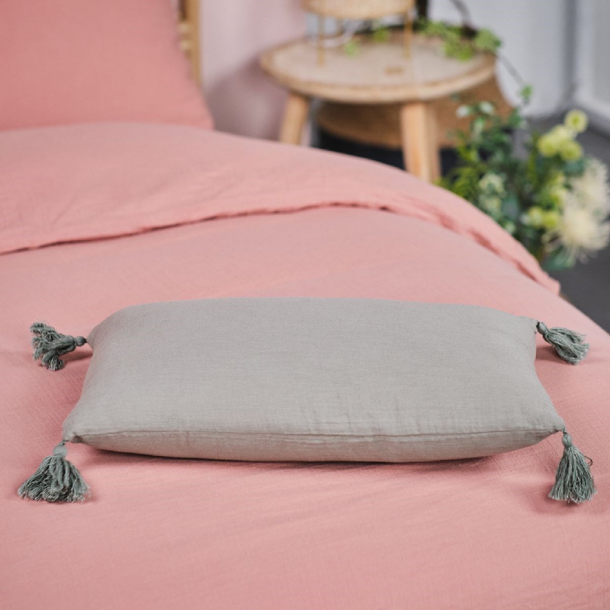 Coussin déhoussable à pompons uni gaze de coton INDIAN FLOWERS vert, TODAY