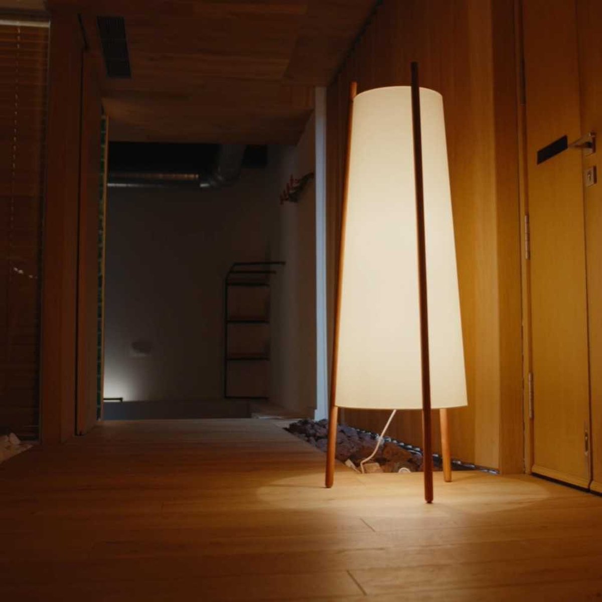 Lampadaire design en bois scandinave, WOODY blanc, LEDS C4