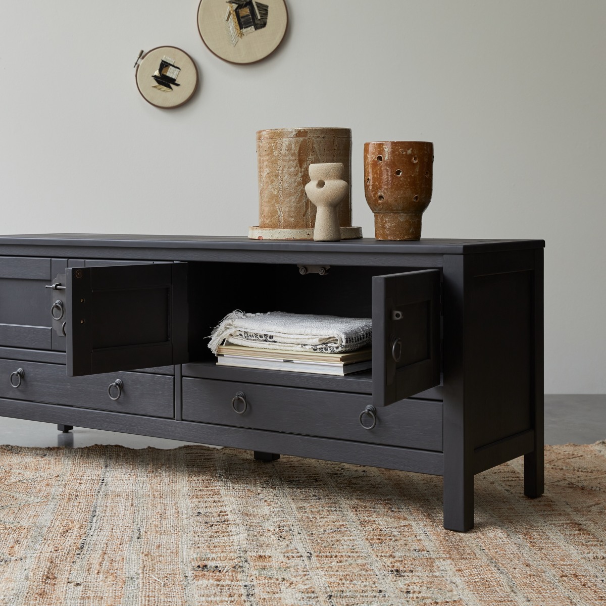 Meuble Hi-FI, TV en Pin massif, THAKI BLACK noir, TIKAMOON