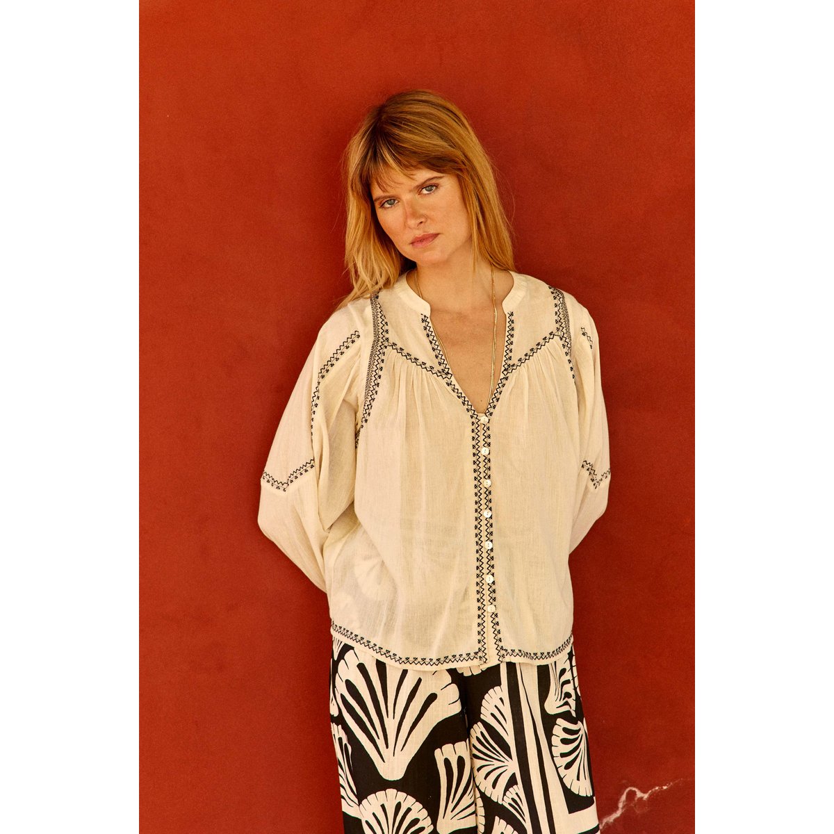 Blouse manches longues col v imprimé ethnique BLANKA 11-ecru/noir, LA PETITE ETOILE