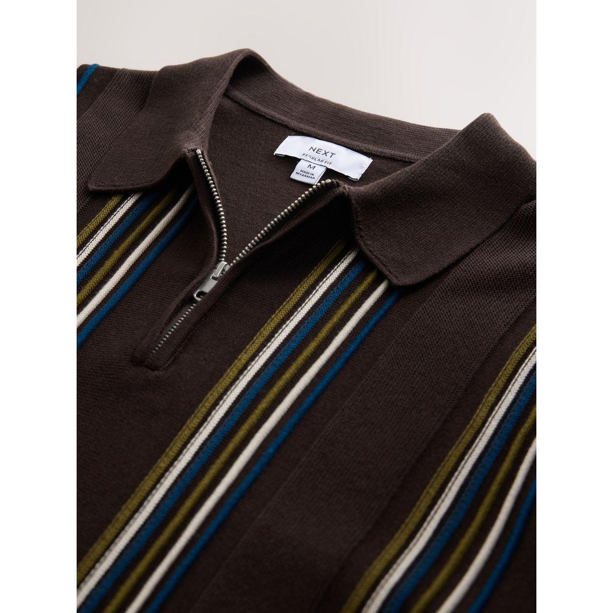 Polo en maille à rayures et col zippé marron, NEXT