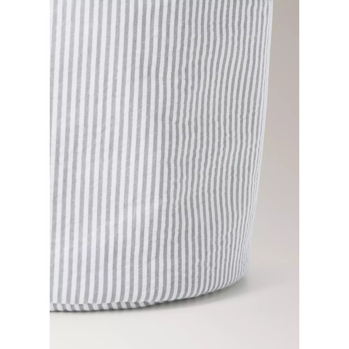 Trousse de toilette en seersucker à fines rayures gris moyen, MANGO HOME