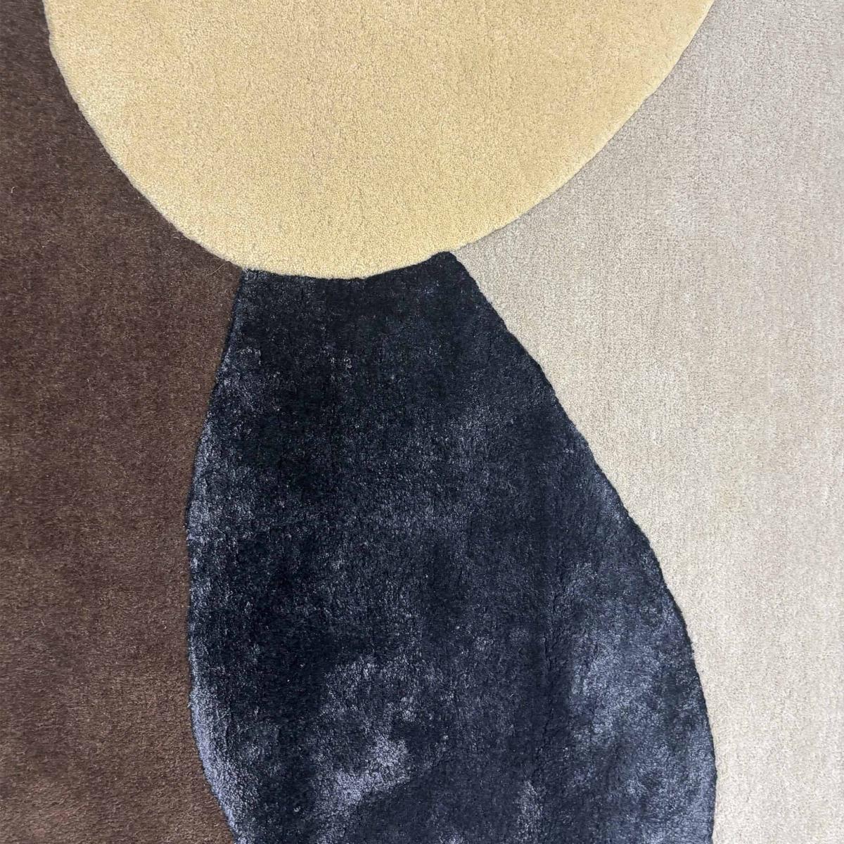 Tapis salon LONMA forme orgnanique, motif abstrait en laine et viscose marron, beige, jaune, multicolore, UN AMOUR DE TAPIS