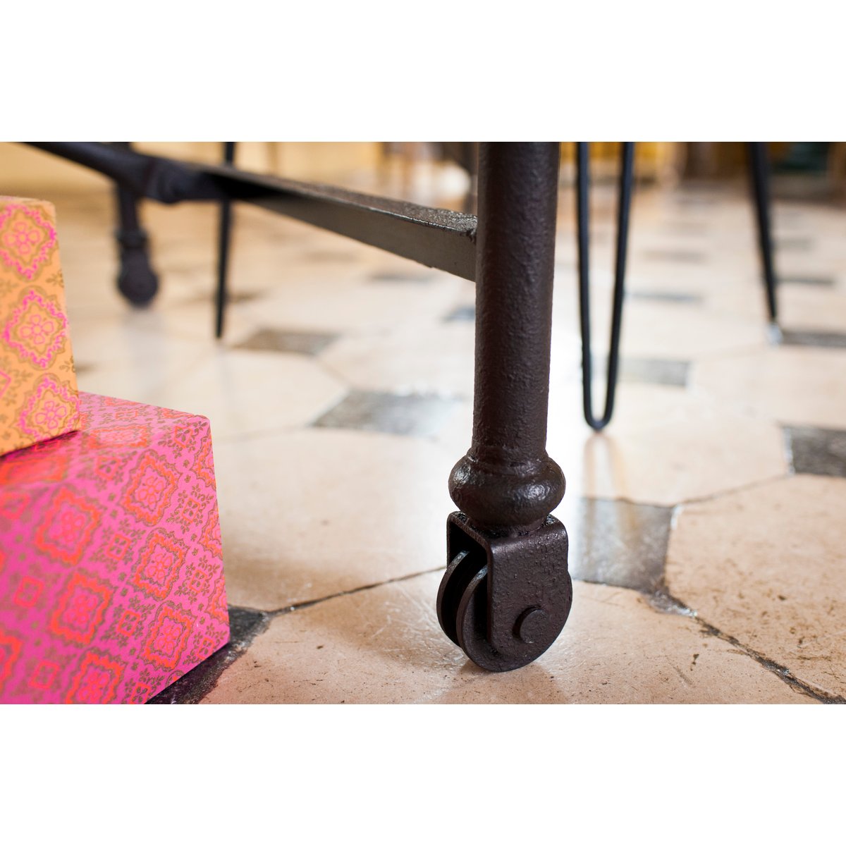 Table de tapissier en fer et orme WINDSOR bois foncé, CHEHOMA