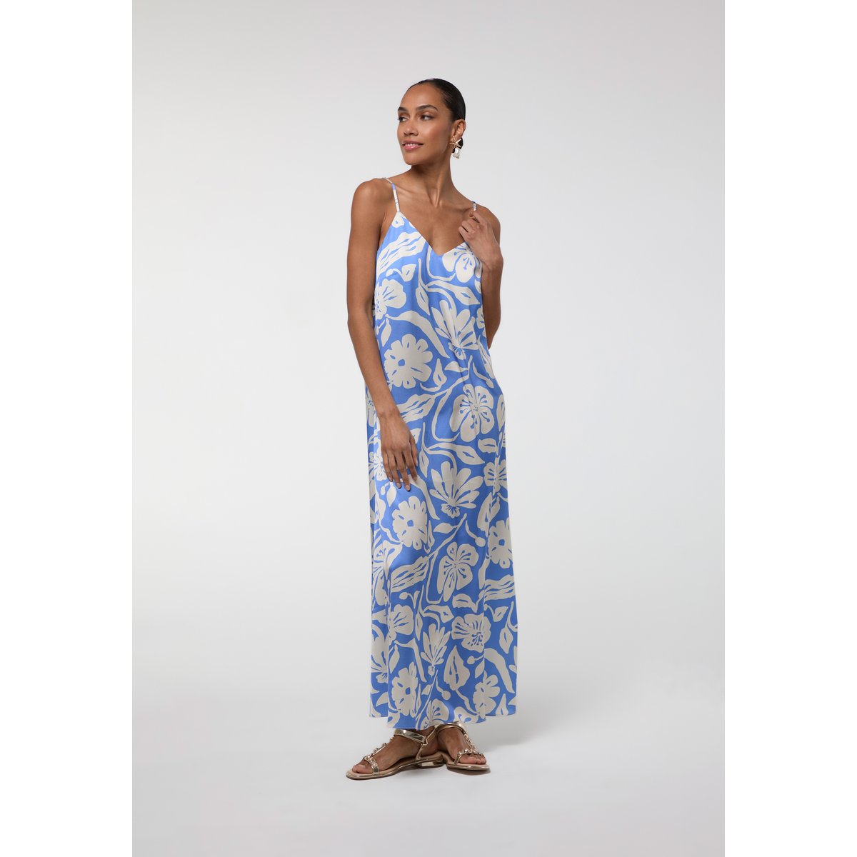 Robe longue fluide floral en satin à bretelles fines ciel, LOLA CASADEMUNT