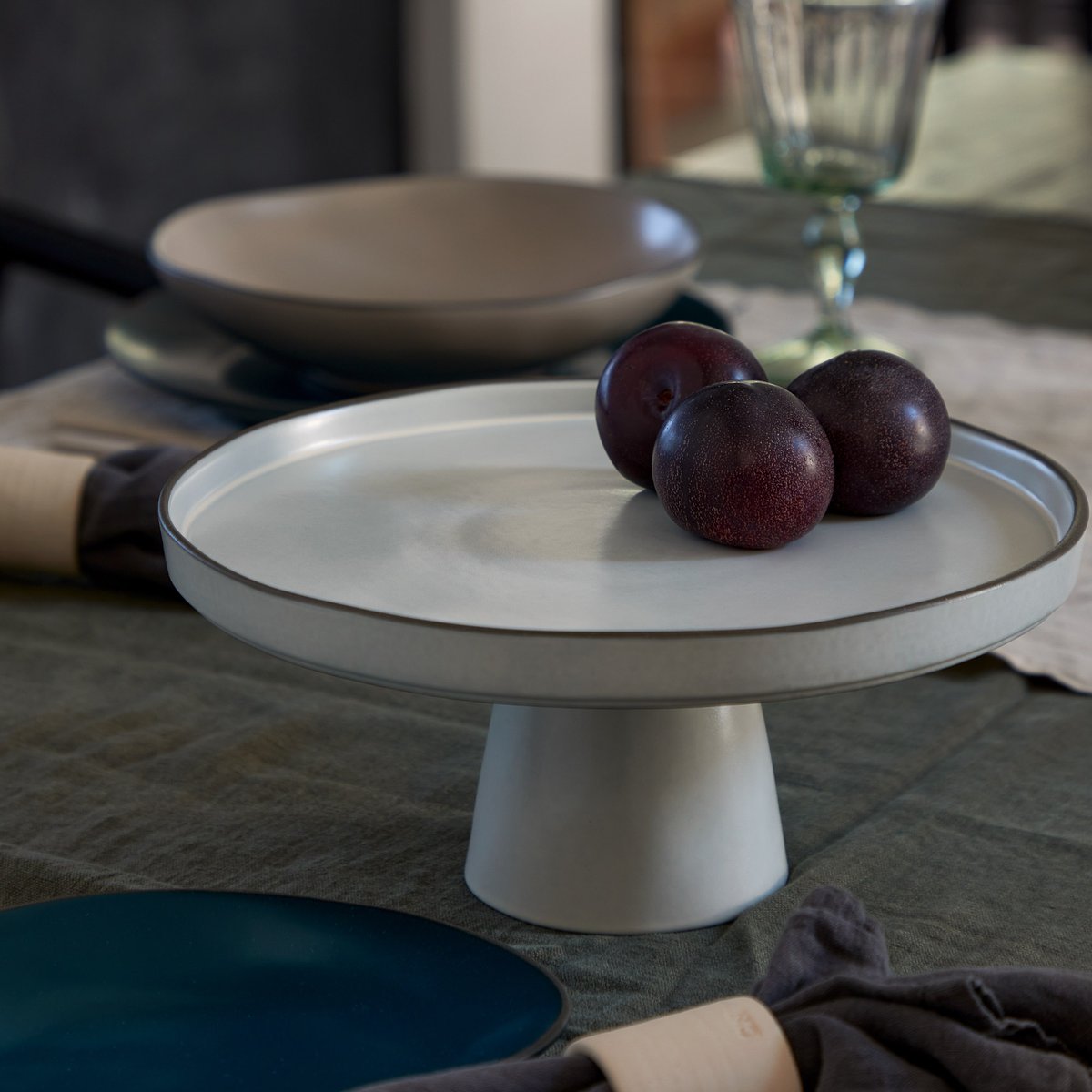 Assiette sur pied Stacked Organic salt, COSTA NOVA