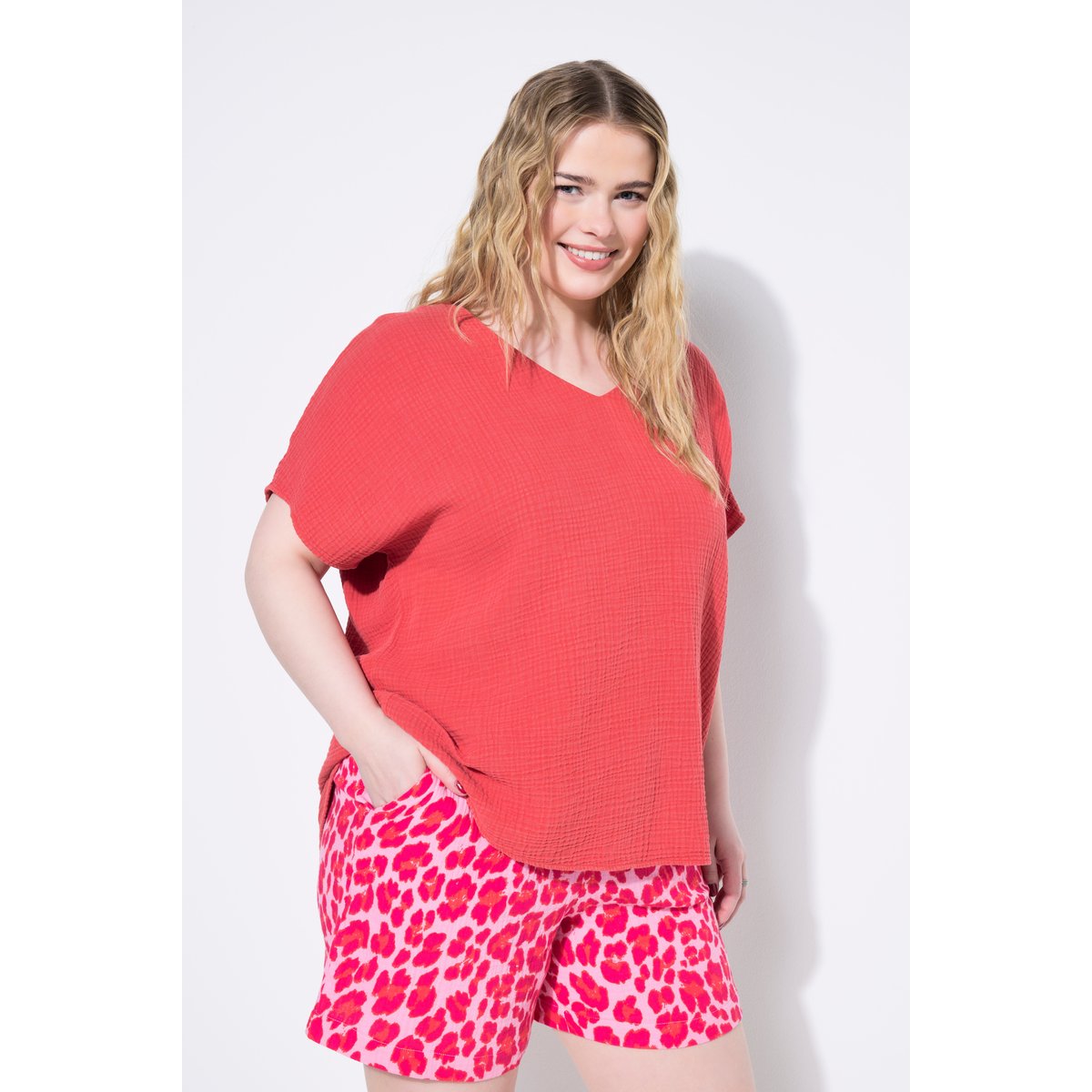 Blouse oversize, mousseline, décolleté en V rouge hibiscus, STUDIO UNTOLD