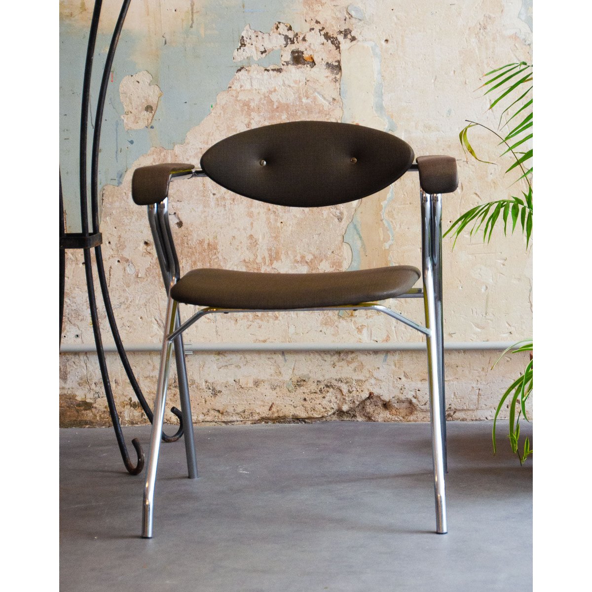 Chaise tubulaire en simili-cuir Alma N°1533 - Bon état gris, DEBONGOUT