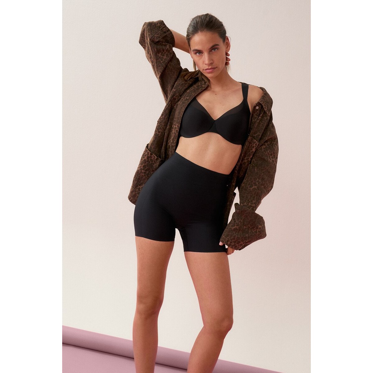 Short BODY MAKE-UP ILLUSION CURVE noir, TRIUMPH