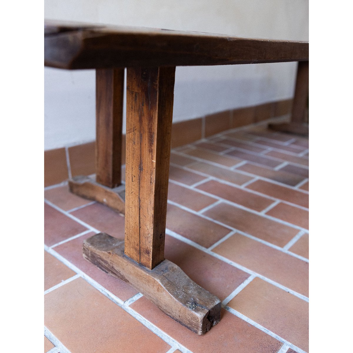 Paire de bancs brutalistes Antoine N°480 - Bon état bois foncé, DEBONGOUT