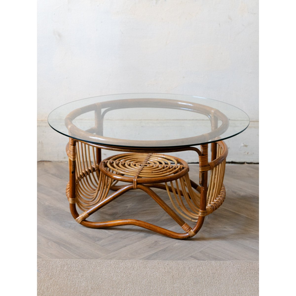 Table basse en rotin et en verre Léonie N°983 - Bon état bois foncé, DEBONGOUT