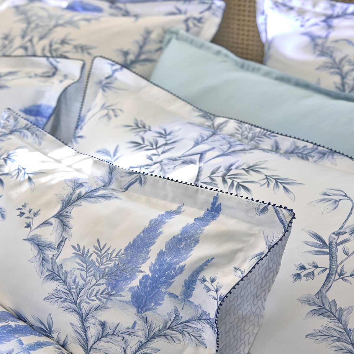 Taie d'oreiller imprimée en satin de coton bio, LUBERON bleu moyen, ALEXANDRE TURPAULT