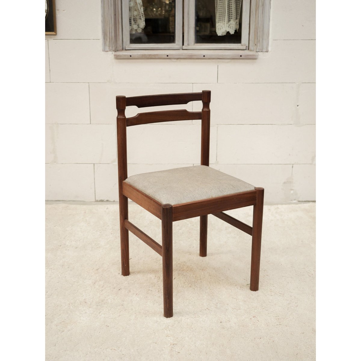 Lot de 4 chaises grises Alma N°1975 - Bon état bois foncé, DEBONGOUT