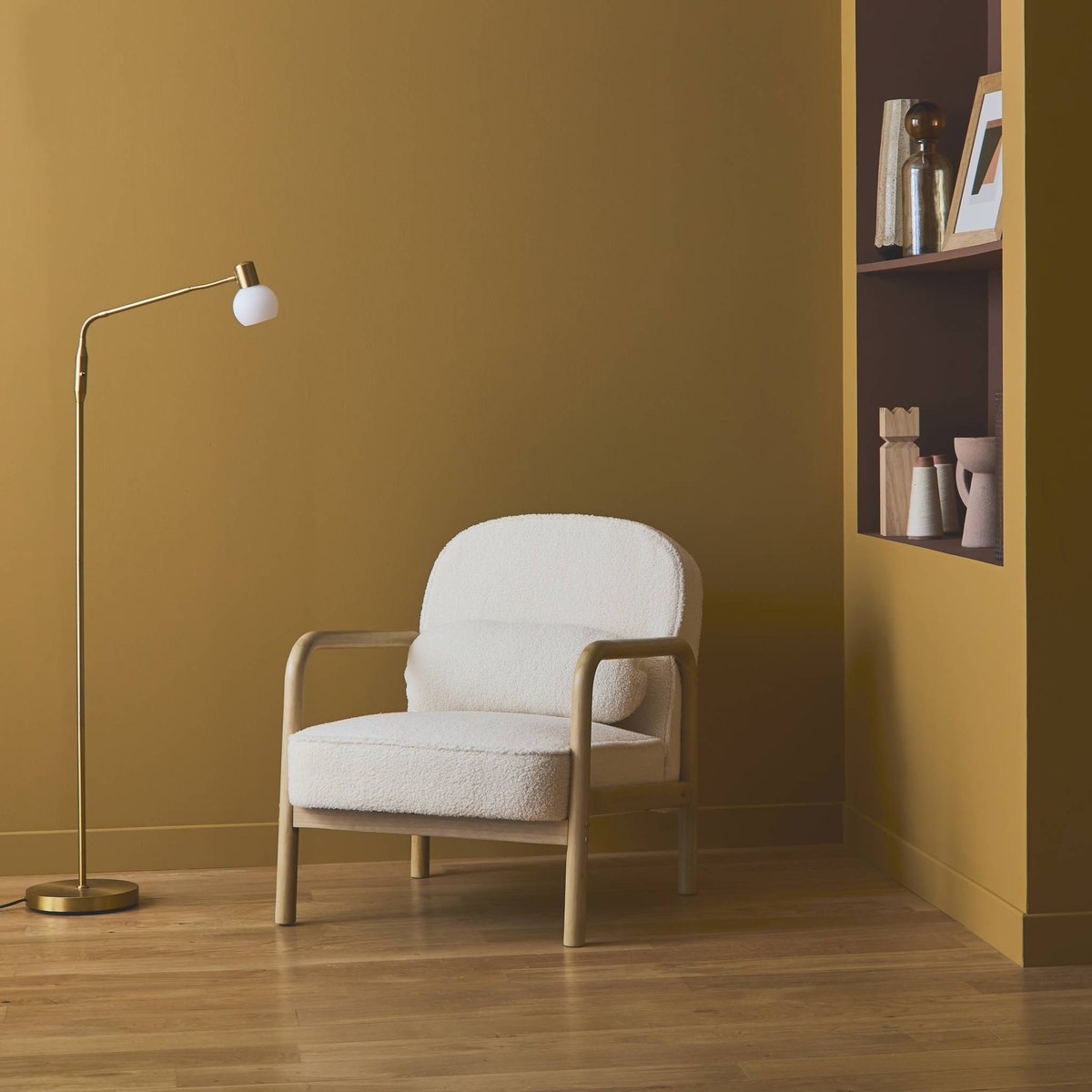 Fauteuil scandinave arrondi bois d'hévéa et bouclette AMELIE crème, SWEEEK