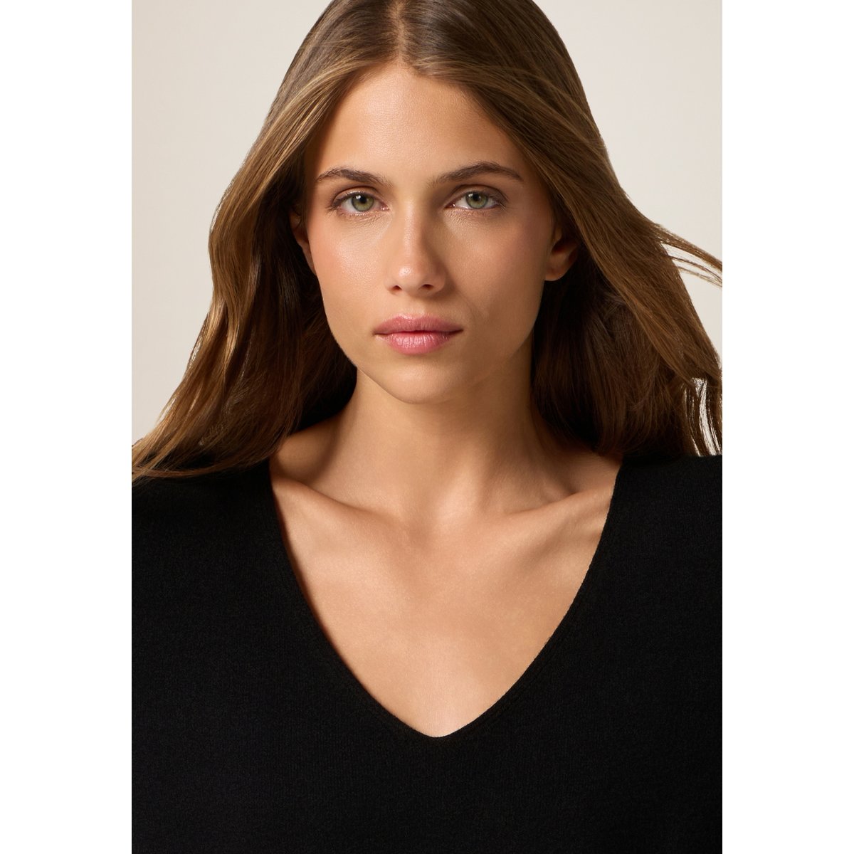 Pull à col en V noir, OLTRE