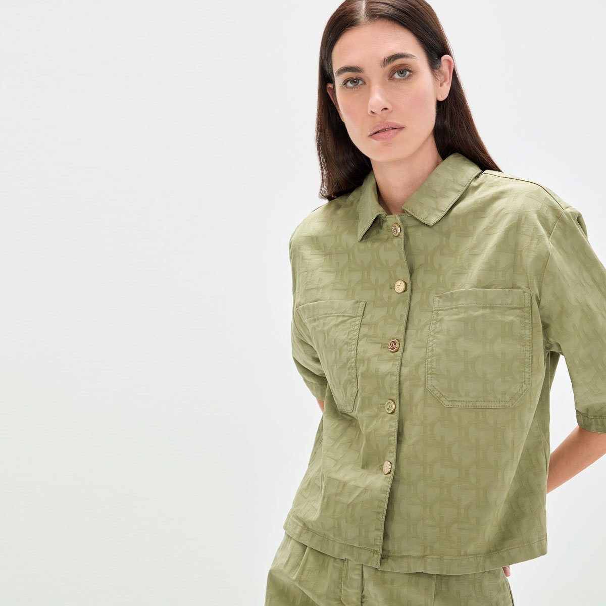 Chemise courte à manches courtes et imprimé ton sur ton vert olive, LOLA CASADEMUNT