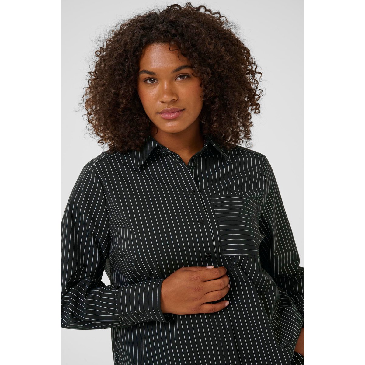 Chemise à manches longues noir blanc black/chalk pinstripe, KAFFE CURVE