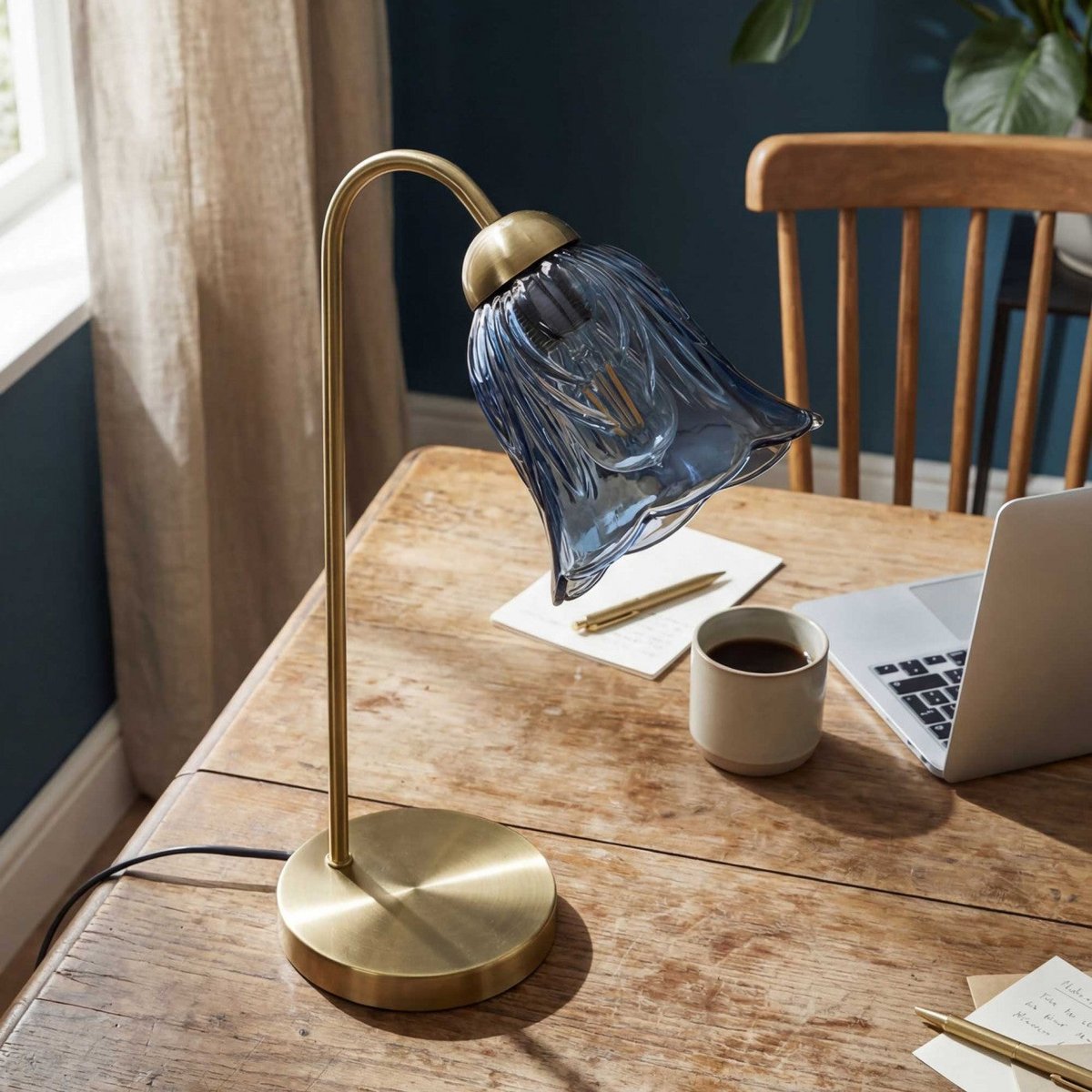 Lampe à poser en métal & verre avec un cordon textile, ARELI bleu, C-CREATION