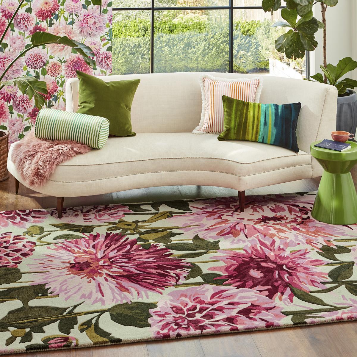 Tapis salon et chambre fait à la main en laine motif floral DAHLIA rose, vert, UN AMOUR DE TAPIS