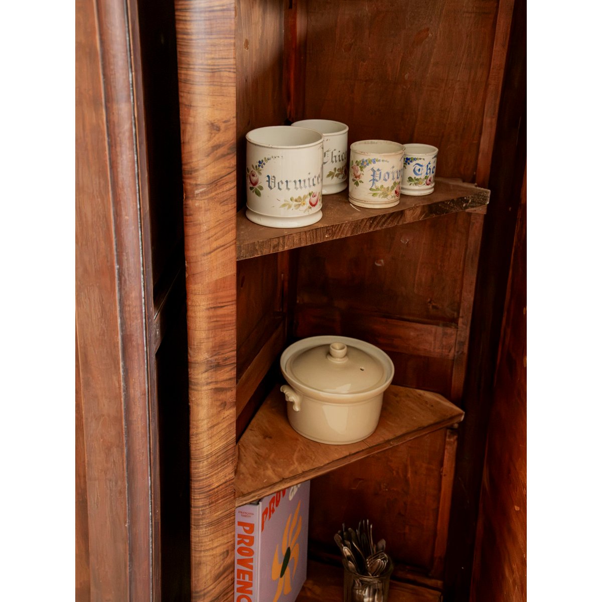 Armoire encoignure en bois marqueté Magda N°732 - Bon état bois clair, DEBONGOUT