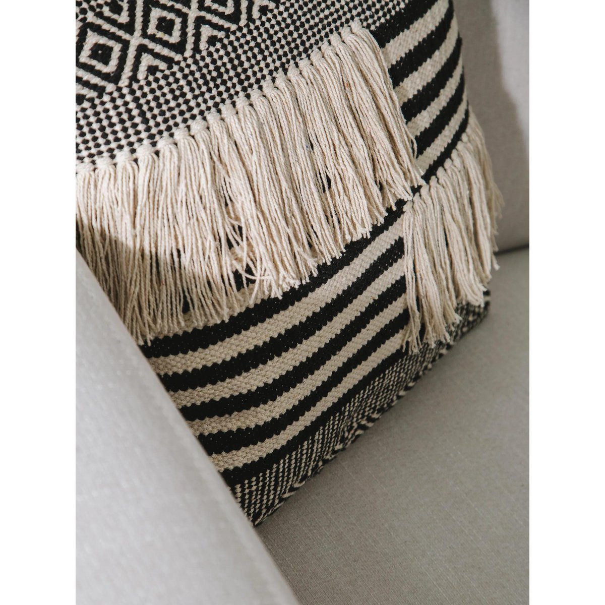 Housse de coussin tissé main DEJA noir/blanc, BENUTA