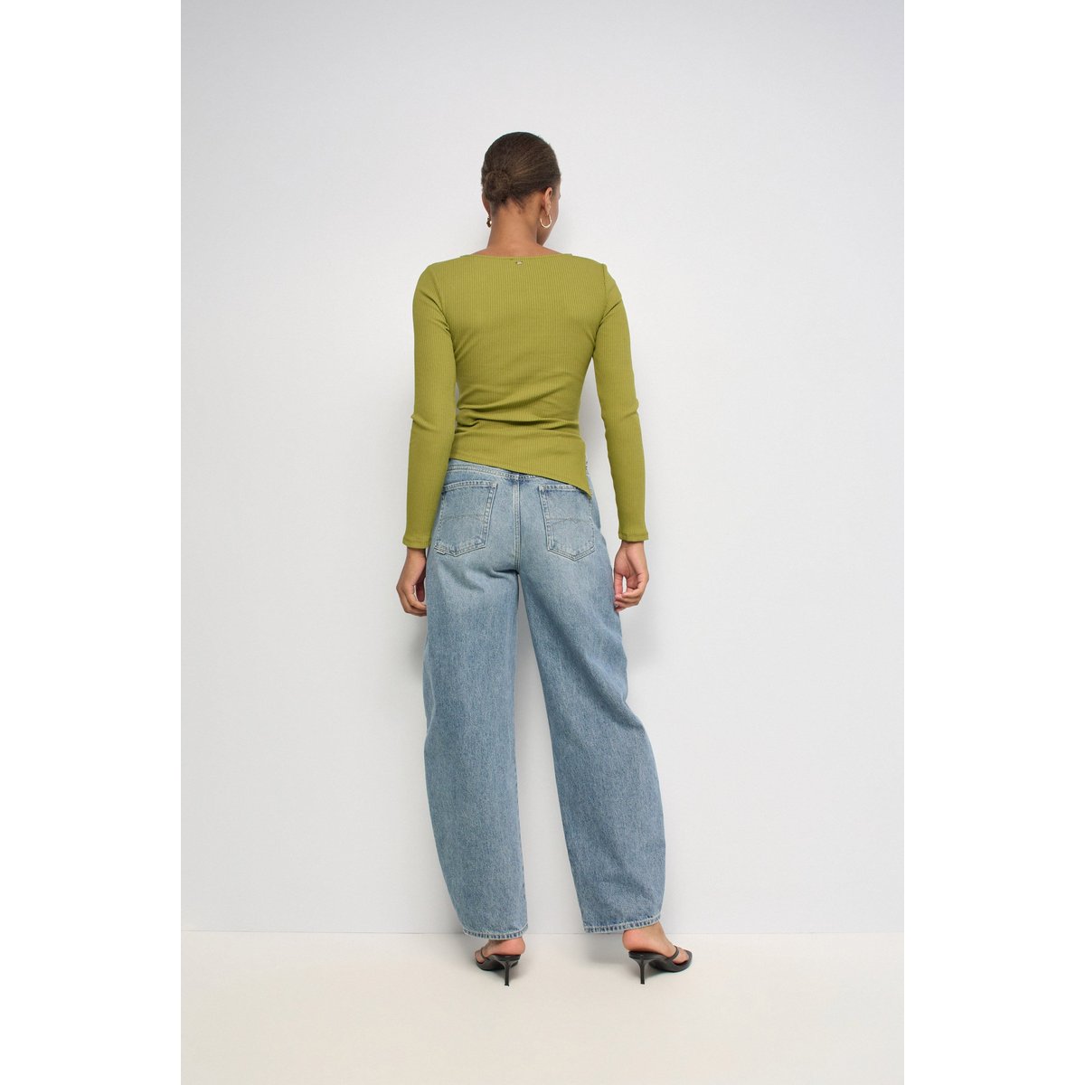 PULL ASYMÉTRIQUE AVEC OUVERTURE SUR LA POITRINE noir, SALSA JEANS
