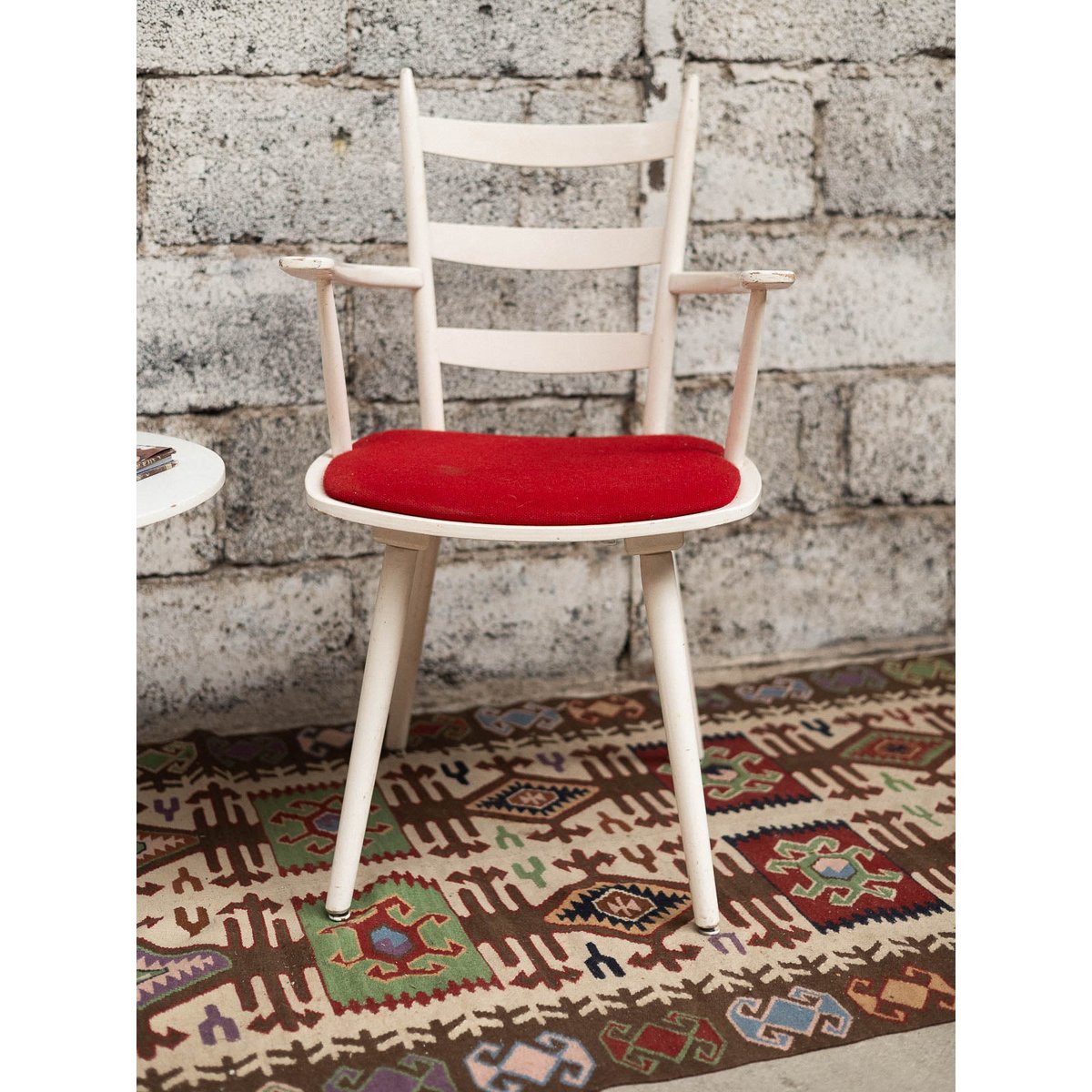 Chaise rouge et blanche Alma N°1724 - Bon état blanc, DEBONGOUT