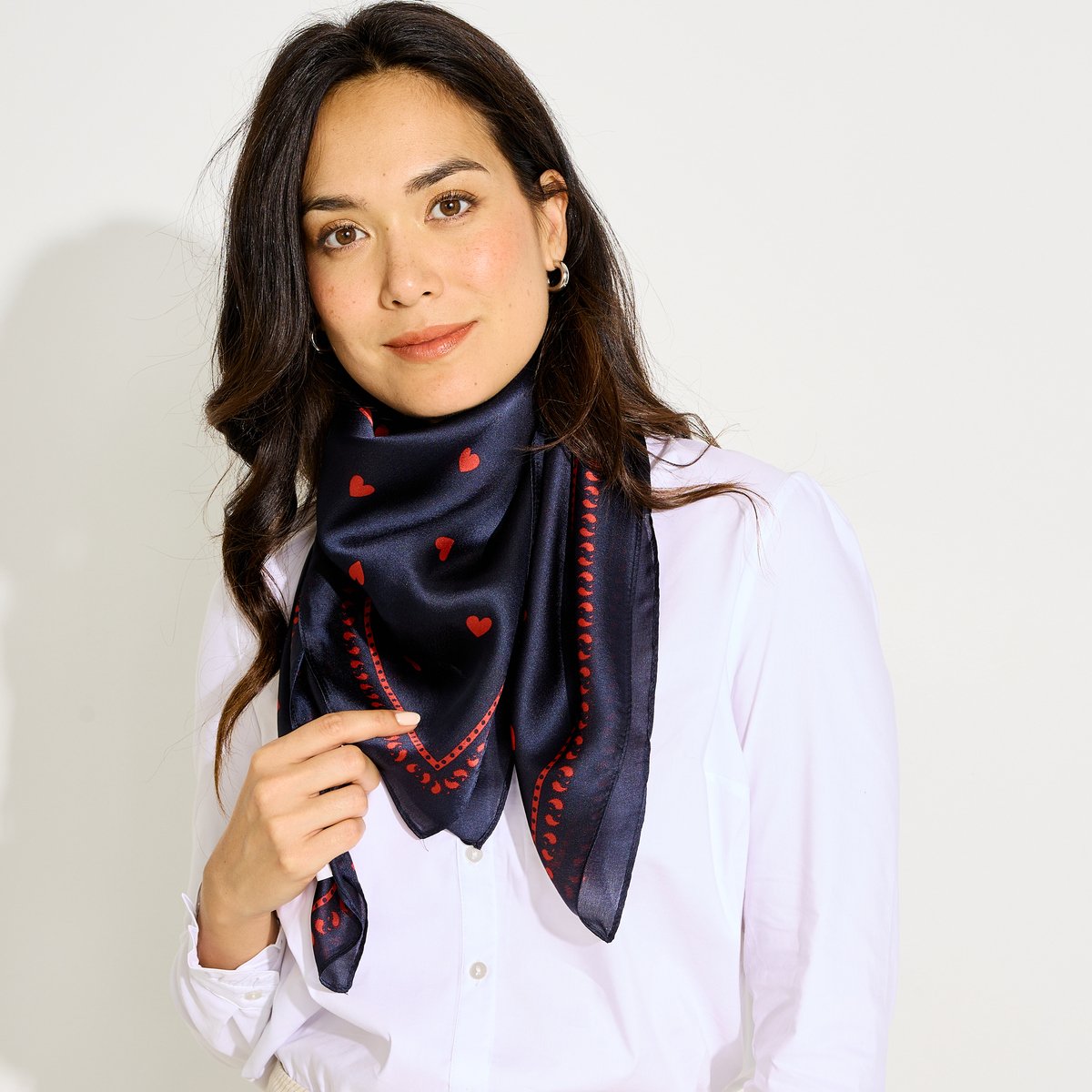 Foulard carré satin motif cœurs bleu marine, GRAIN DE MALICE