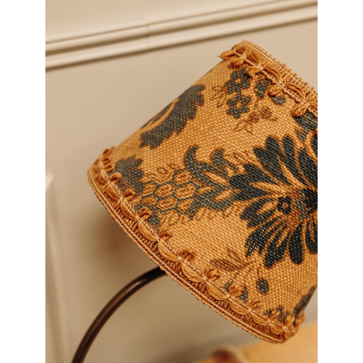 Lampe à l'abat-jour en rotin fleuri Suzanne N°585 - Bon état beige, DEBONGOUT