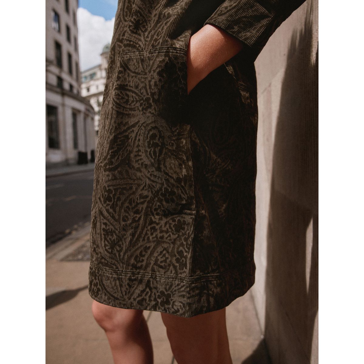 Robe courte manches longues en velours côtelé motif cachemire vert kaki, NEXT