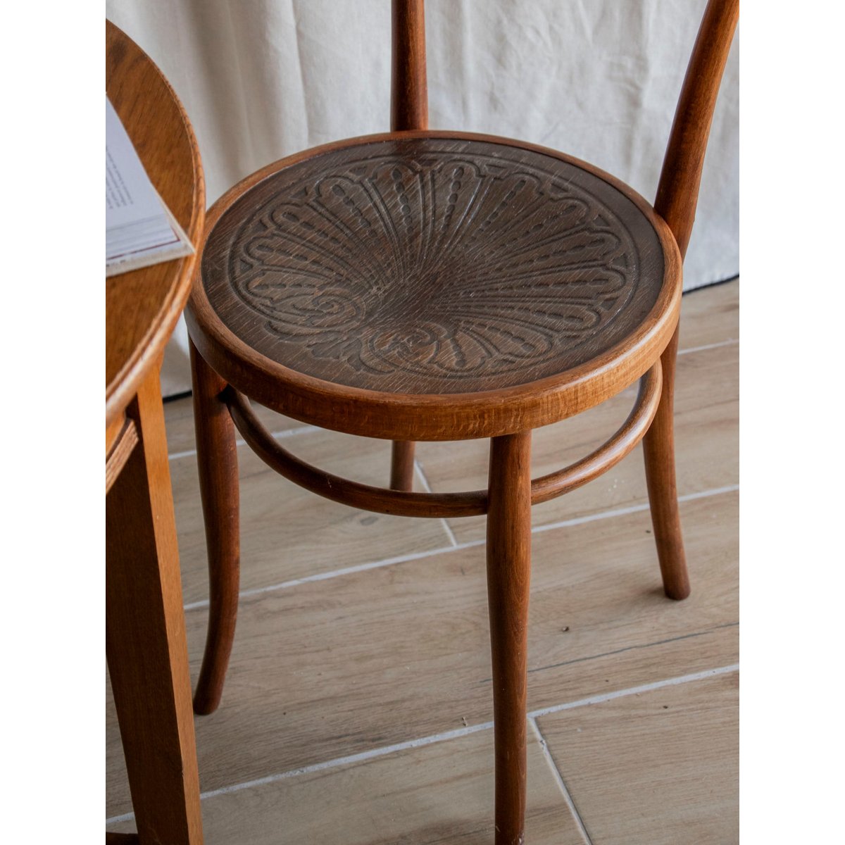 Paire de 2 chaises à l'assise sculptée Claude N°1345 - Bon état bois foncé, DEBONGOUT