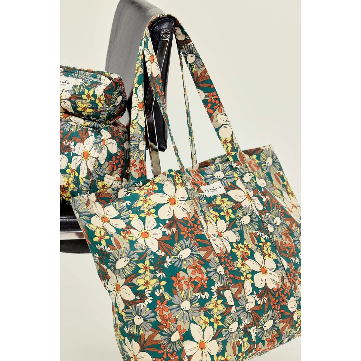 Carteira com estampado floral, SAMBI estampado floral verde, APACHES COLLECTIONS