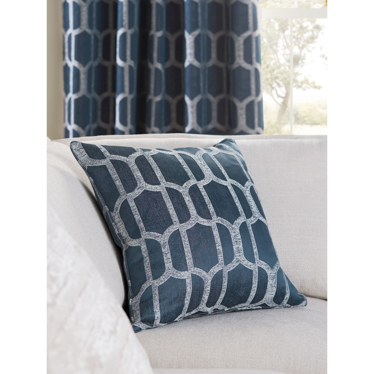 Coussin en jacquard à motif géométrique evie bleu marine, NEXT