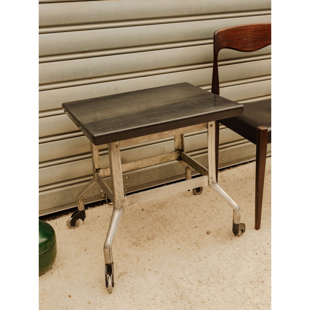 Table d'appoint industrielle en fer Hanna N°1627 - Bon état argenté, DEBONGOUT