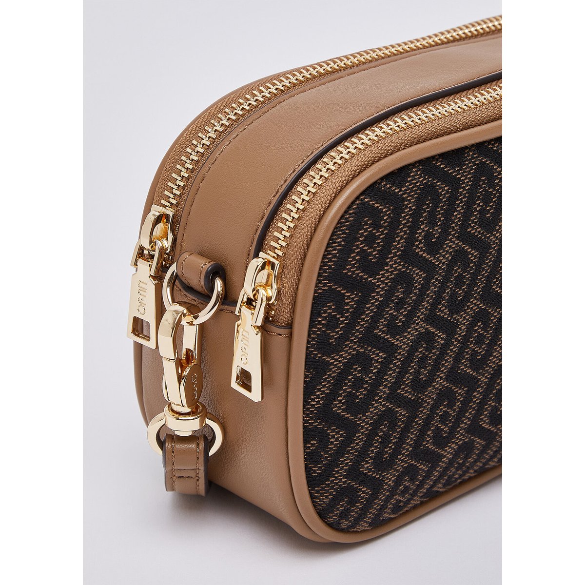 Sac bandoulière format petit monogramme marron foncé, LIU JO