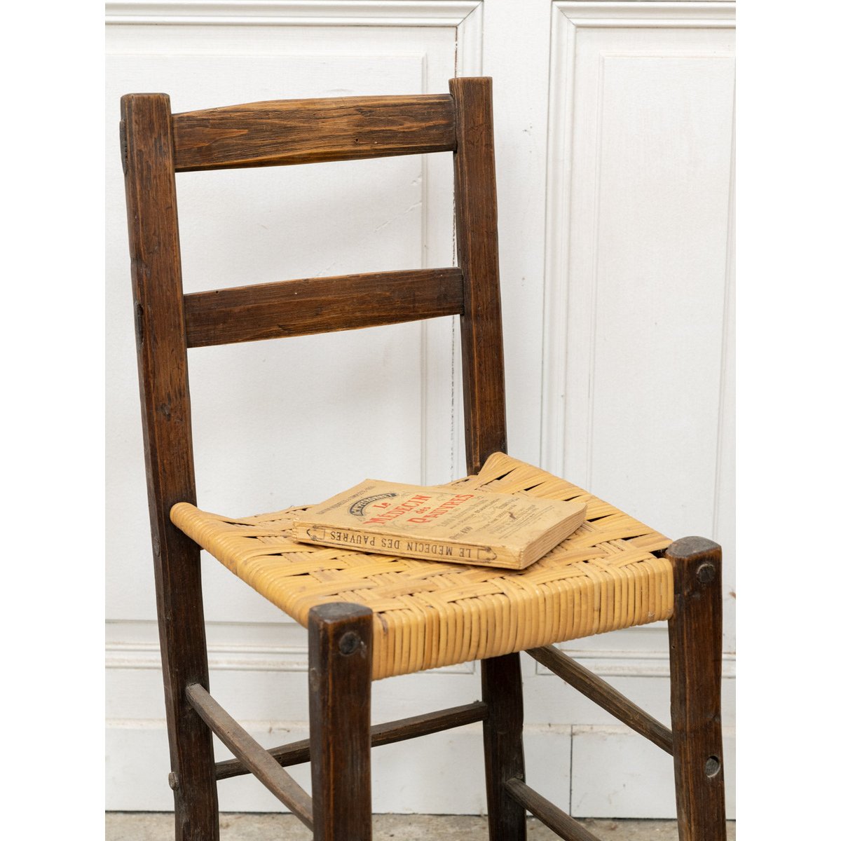 Paire de chaises anciennes en bois et rotin Claude N°1390 - Bon état bois foncé, DEBONGOUT
