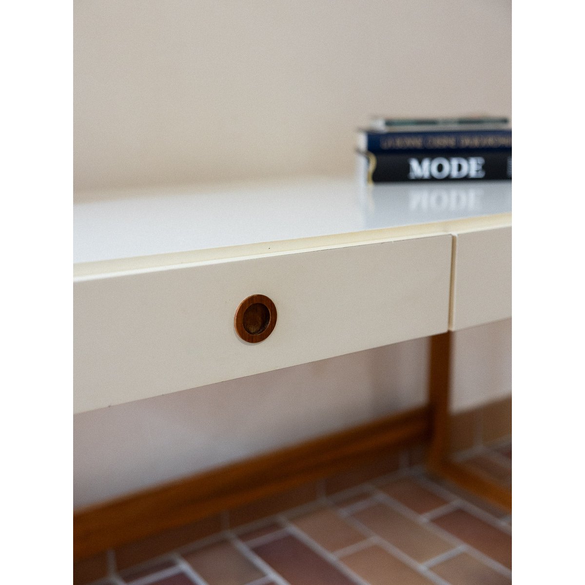 Bureau bicolore Yvan N°551 - Bon état bois clair, DEBONGOUT