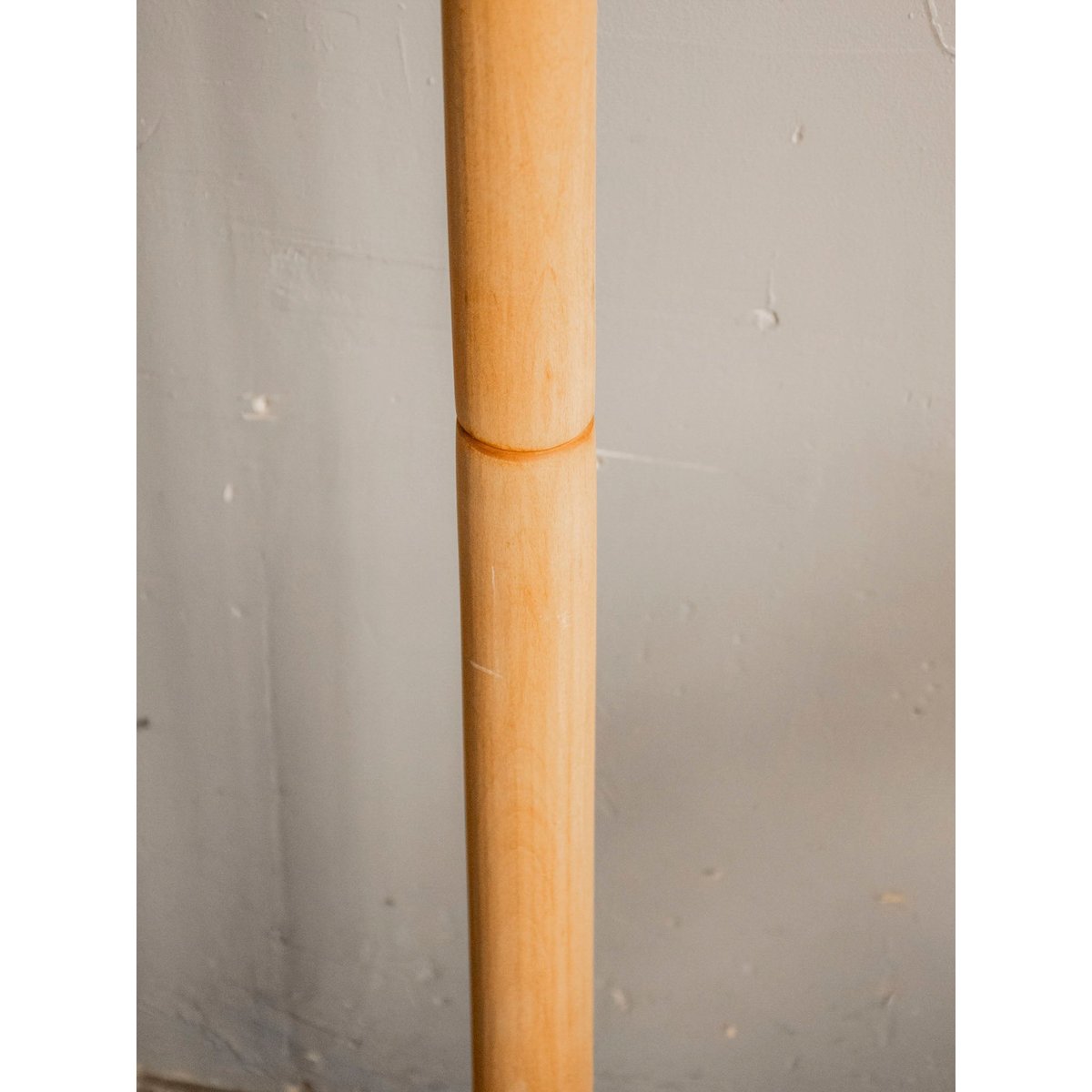 Lampadaire en bois aux lignes épurées Julien N°375 - Bon état bois clair, DEBONGOUT