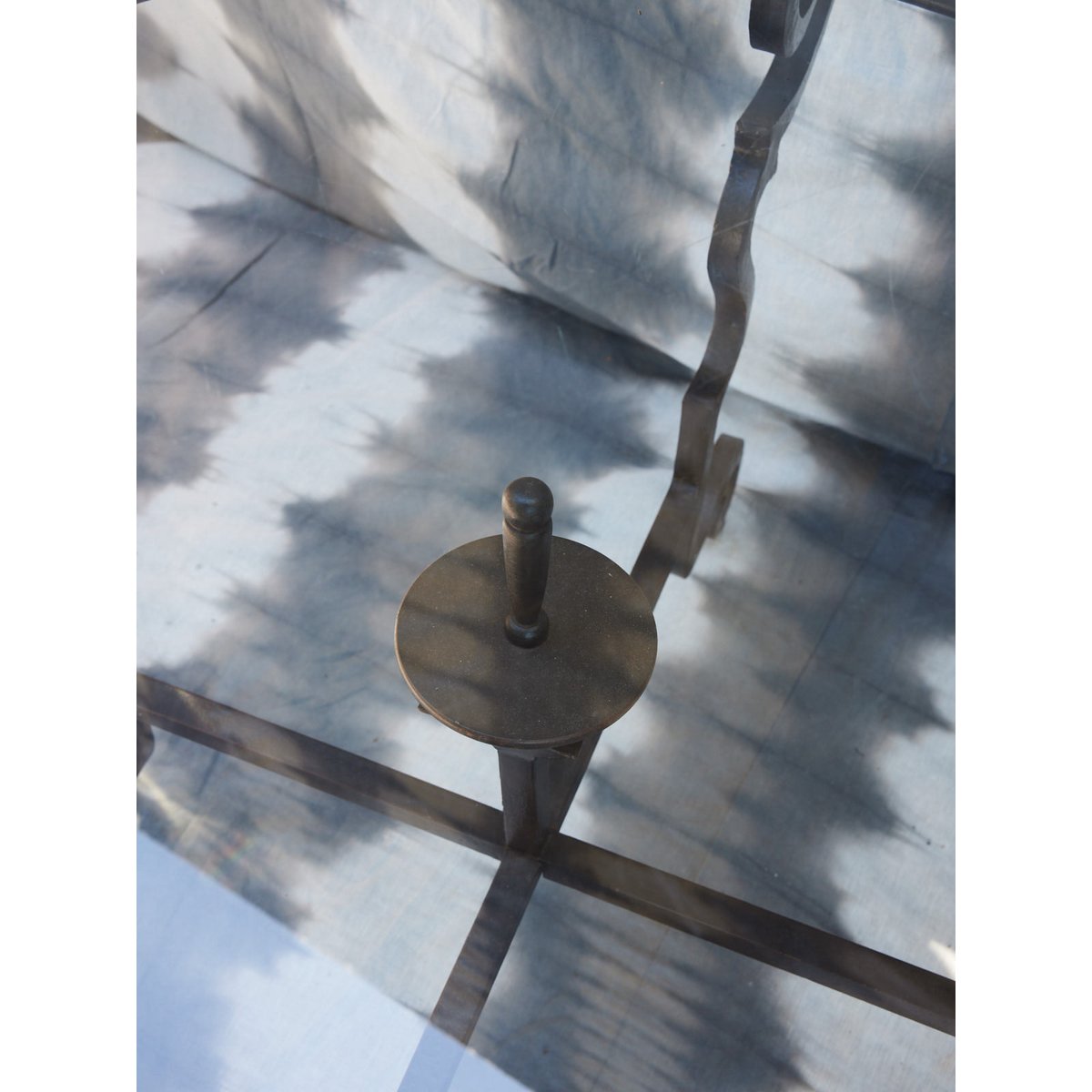 Table à manger ronde en verre biseauté Karla N°1202 - Bon état gris, DEBONGOUT