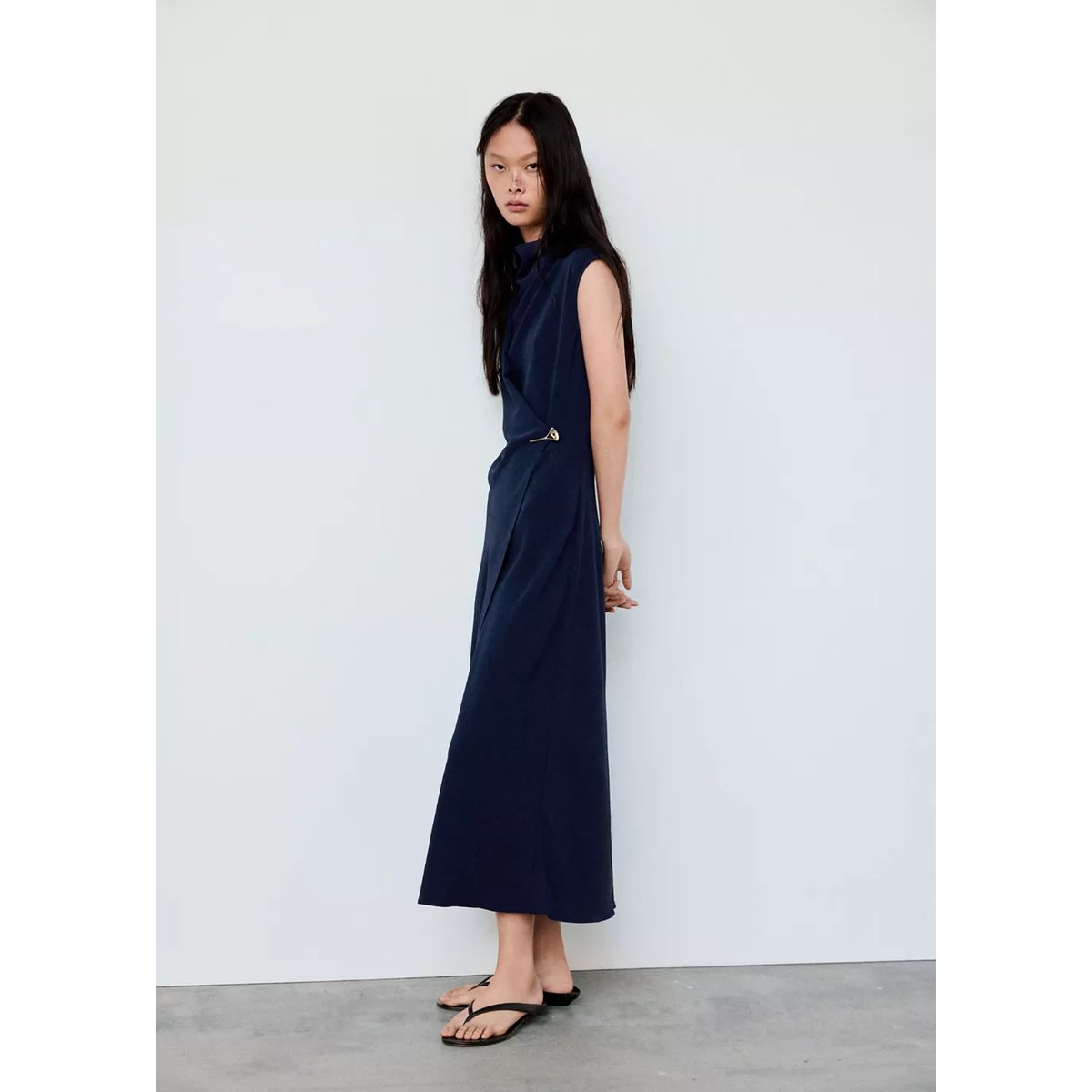 Robe drapée détail bijou bleu nuit, MANGO