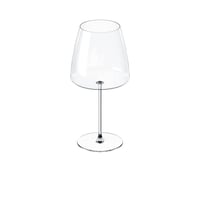 Photo libre de droit de Verre À Vin Cristallin Avec Du Vin Rouge Versé