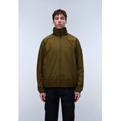 Chaqueta con capucha y cuello alto