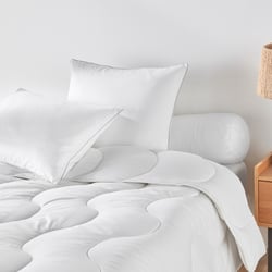 Suave almohada antiácaros con un 70% de plumón