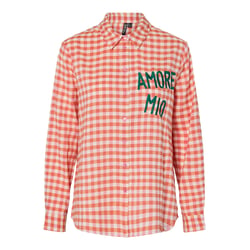 Camisa a cuadros con inscripción en el pecho