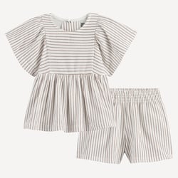 Conjunto de 2 piezas de blusa y pantalón corto a rayas