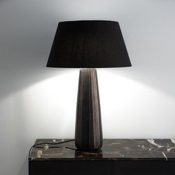 Lámpara de mesa de metal con relieve Lotka