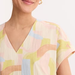 Vestido hasta la rodilla de manga corta y escote en V, estampado