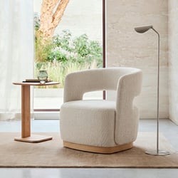 Fauteuil pivotant, en plaqué chêne et tissu texturé, JESPER AM.PM image