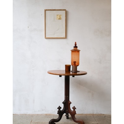 Guéridon tripode en bois sculpté Alfred N°160 - Bon état DEBONGOUT