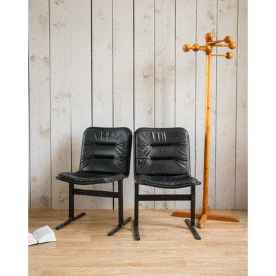 Paire de chaises en cuir Alma N°1116 - Bon état DEBONGOUT